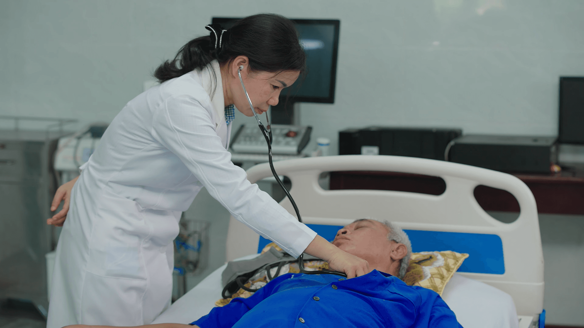 HOẠT ĐỘNG THĂM KHÁM THƯƠNG BỆNH BINH